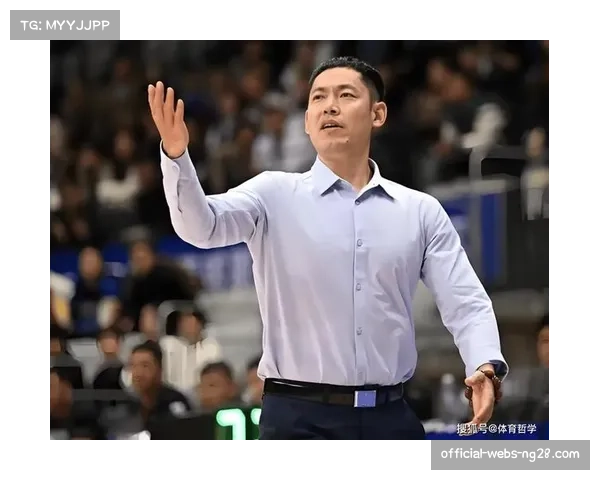 张庆鹏以球员身份示范训练 北控老将阵容融合新战术